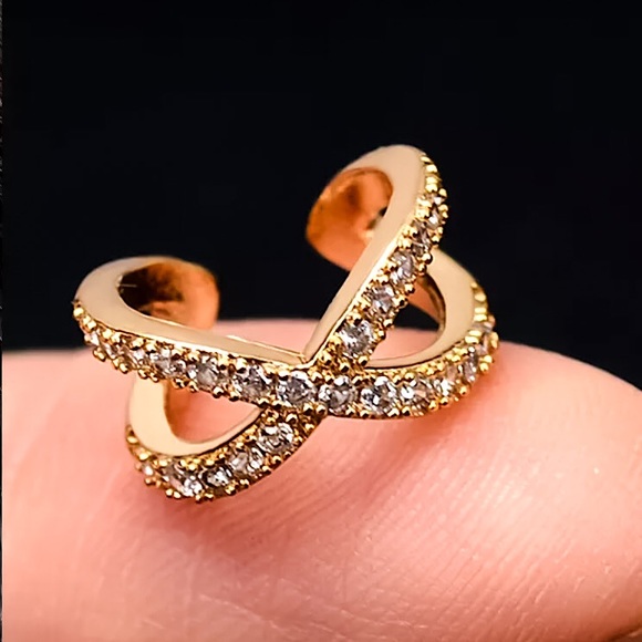 ⚜️𝟯𝟬%𝗢𝗙𝗙 𝗯𝘂𝗻𝗱𝗹𝗲𝘀 𝟯+⚜️ NEW CZ Crisscrossed Cuff Earring - Picture 5 of 9
